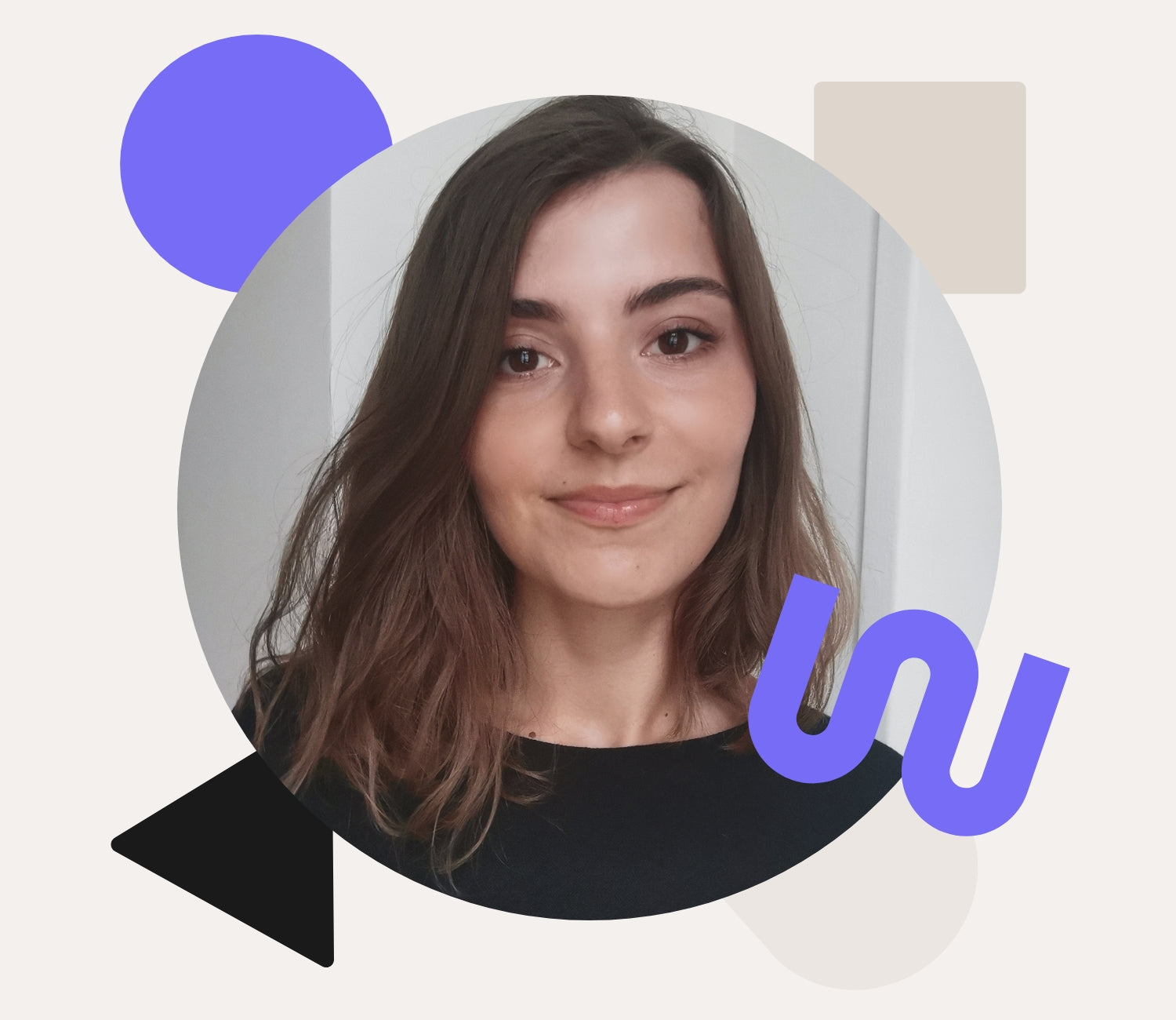 La photo de Maëlle Mioche, une Expert Shopify à Paris est au centre de l'image. C'est une femme qui regarde l'objectif et en souriant.