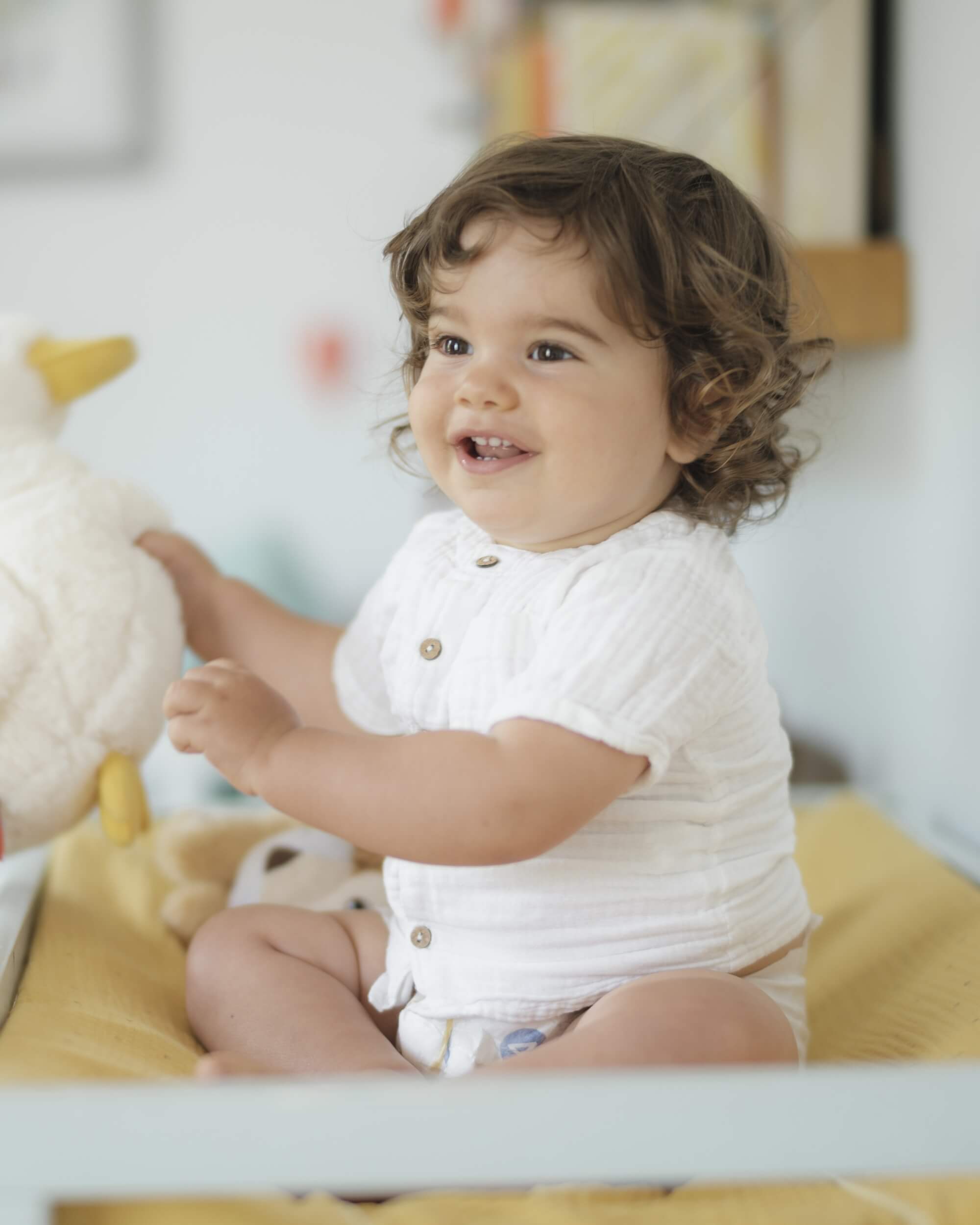 Bébé utilisant le matelas à langer Looping